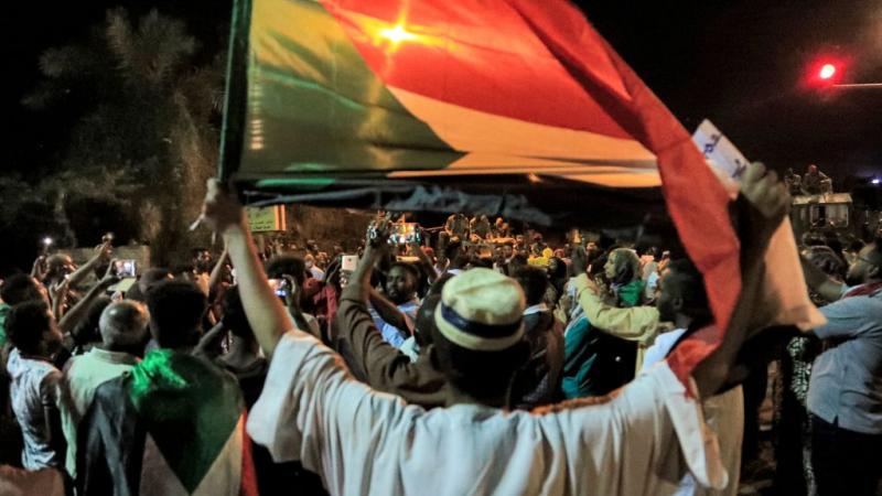 تجمع خارج مقر قيادة الجيش في العاصمة السودانية الخرطوم يوم 11 مايو 2021 (غيتي)