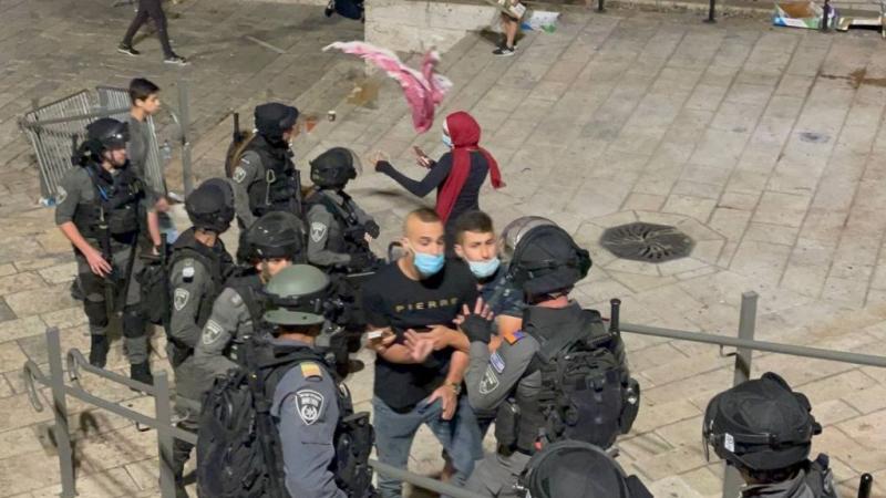الاحتلال يعتدي على الفلسطينيين في باب العامود بالقدس المحتلة