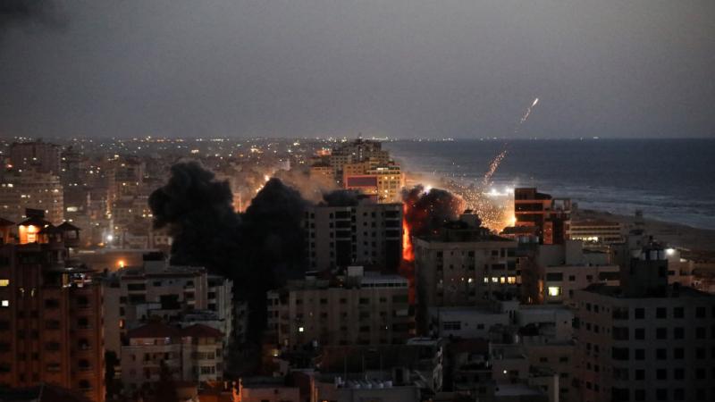 استهدفت غارات الاحتلال الإسرائيلي برج "الجوهرة" بعد تدمير برج "هنادي" (الصورة) في حي الرمال غربي غزة (غيتي)