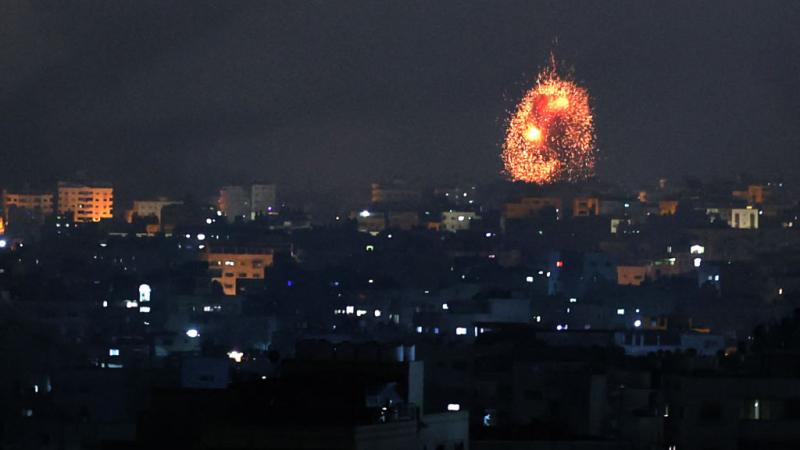 كثف الاحتلال الإسرائيلي هجماته البرية والجوية على قطاع غزة ليل الخميس الجمعة بالتزامن مع تهديدات بتدخل بري في القطاع (غيتي)