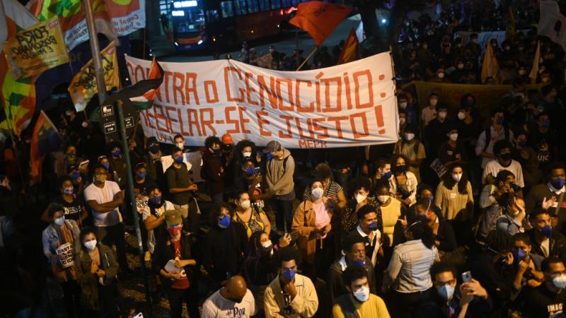 متظاهرون برازيليون يحملون لافتات كتب عليها  "اقتل العنصرية"