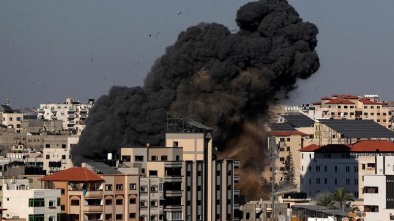 استهدفت طائرات الاحتلال مبنى بنك الانتاج بثلاث صواريخ. 