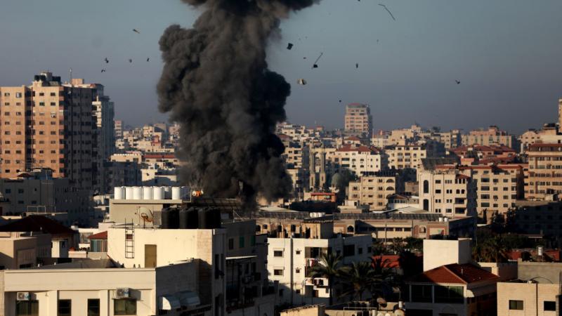 تصاعد الدخان بعد غارة جوية إسرائيلية على مدينة غزة استهدفت مجمع الأنصار