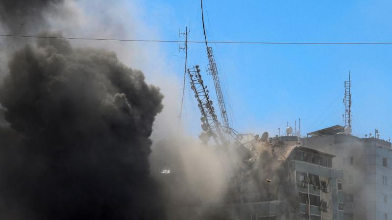 لحظة انهيار برج الجلاء في غزة نتيجة الغارات الإسرائيلي