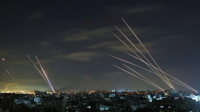  وجهت المقاومة الفلسطينية عشرات الصواريخ إلى تل أبيب وإسدود وغيرها ردًا على استمرار الاحتلال باستهداف المدنيين في غزة (غيتي)
