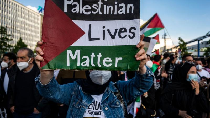 لافتة "حياة الفلسطينيين مهمة" خلال مظاهرة في برلين يوم 19 مايو 2021(غيتي)