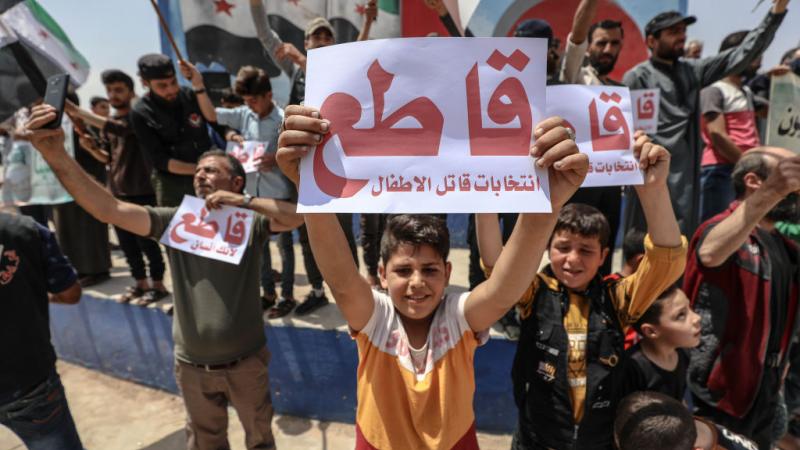 متظاهرون في إدلب يعترضون على الانتخابات الرئاسية السورية