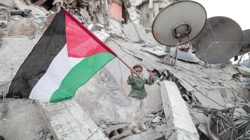 أنقاض مبنى الشروق الذي دمرته غارة جوية إسرائيلية في غزة 