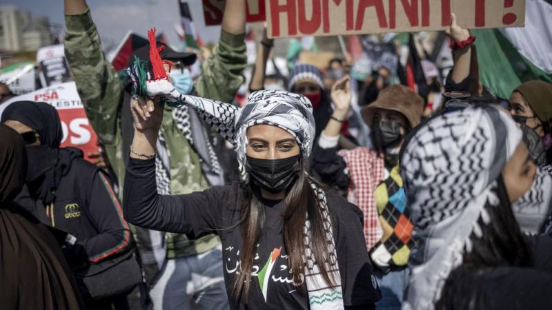 الكوفية الفلسطينية حاضرة في احتجاجات جوهانسبرغ، تضامنا مع فلسطين (غيتي)