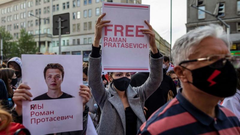 مظاهرة أمام مكتب المفوضية الأوروبية في وارسو للمطالبة بإطلاق سراح الصحفي المعارض رومان بروتاسيفيتش