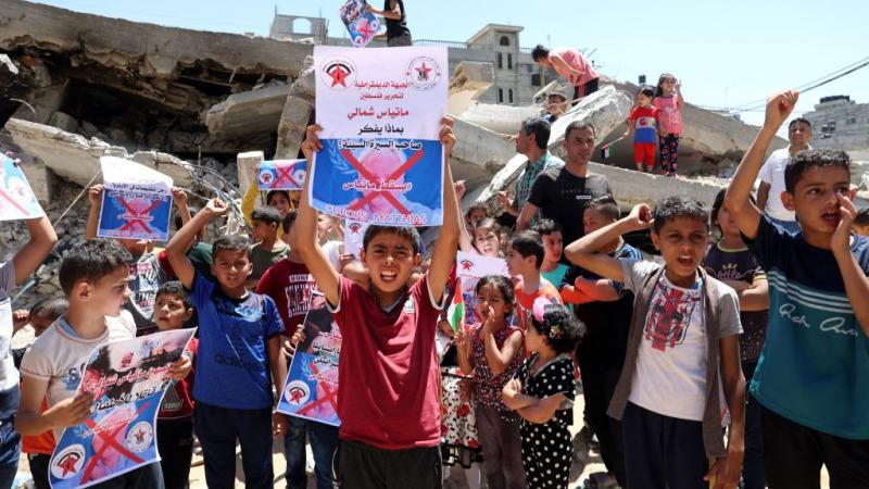 رفع المتظاهرون لافتات تُطالب شمالي بالرحيل من قطاع غزة.