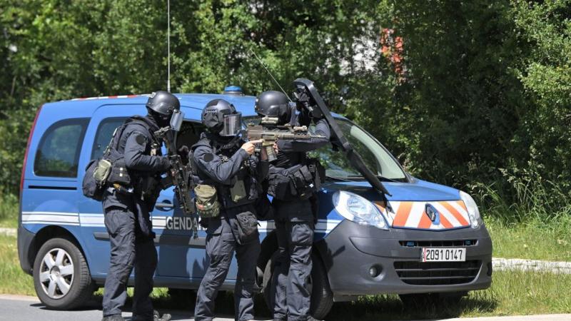 مواجهات بين الشرطة الفرنسية والمهاجم الذي طعن شرطية فرنسية