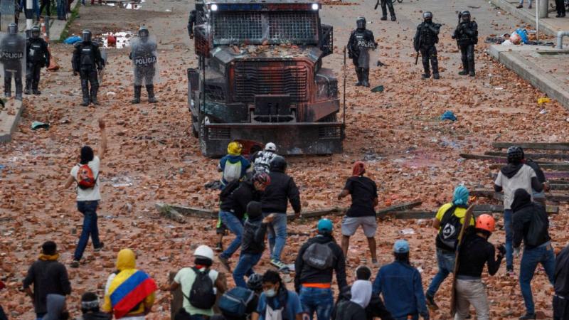 مواجهات بين المتظاهرين وشرطة مكافحة الشغب خلال احتجاج ضد الحكومة في كولومبيا