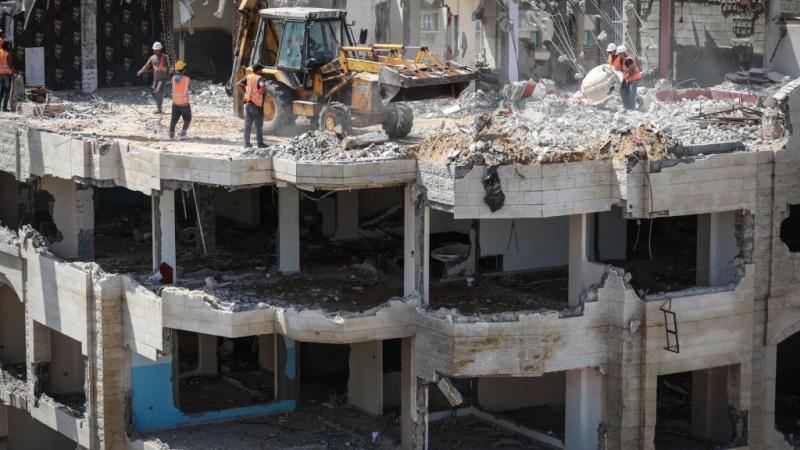 هدم مبنى تضرّر خلال العدوان الاسرائيلي في حي الرمال بغزة.