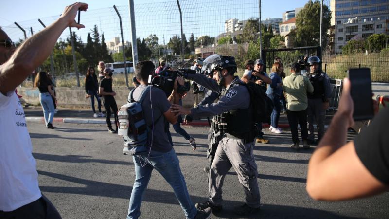 هاجم جنود الاحتلال الصحفيين ومنعوهم من تغطية الاحداث في الشيخ جراح.