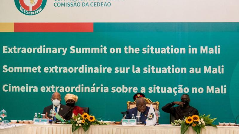 رئيس غانا يلقي كلمة في القمة الاستثنائية لـ"إيكواس" حول الوضع في مالي(غيتي)