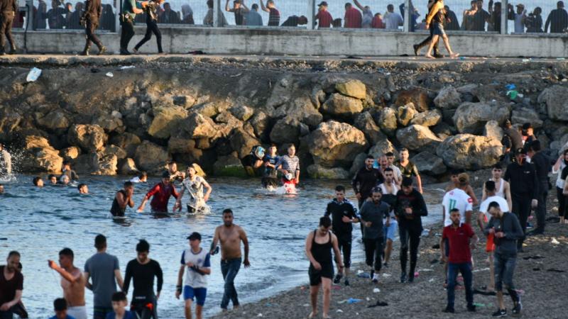 شهد جيب سبتة الإسباني هجرة غير مسبوقة لآلاف المهاجرين من المغرب.