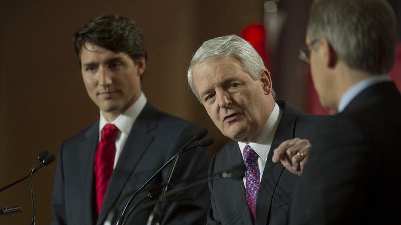 وزير الخارجية الكندي مارك غارنو إلى جانب رئيس الوزراء جاستين ترودو (غيتي)