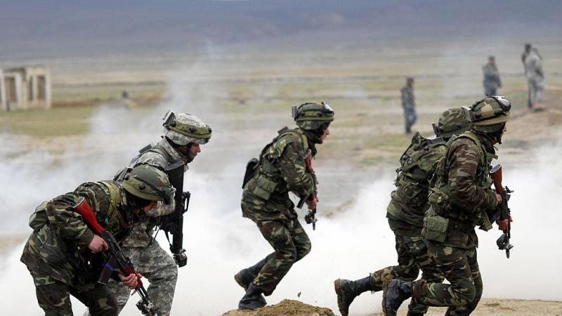 قوات أذربيجانية على الحدود مع أرمينيا (غيتي)