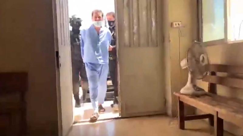 صورة من مقطع فيديو للمتهم عوض الله وهو يصل محكمة أمن الدولة