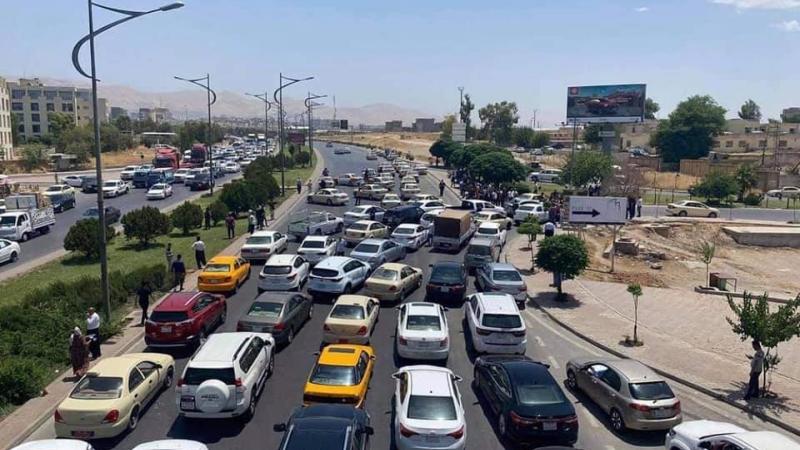 أدى توقف المركبات إلى إغلاق المنطقة المحيطة بمبنى المحافظة وسط مدينة السليمانية أمام حركة المرور