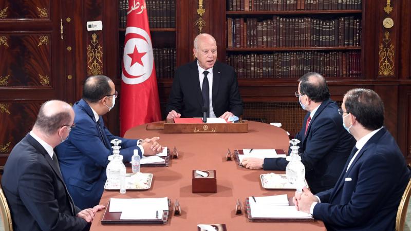 الرئيس التونسي قيس سعيّد خلال اجتماعه مع رئيس الحكومة هشام المشيشي وعدد من رؤساء الحكومات السابقين (الرئاسة التونسية)