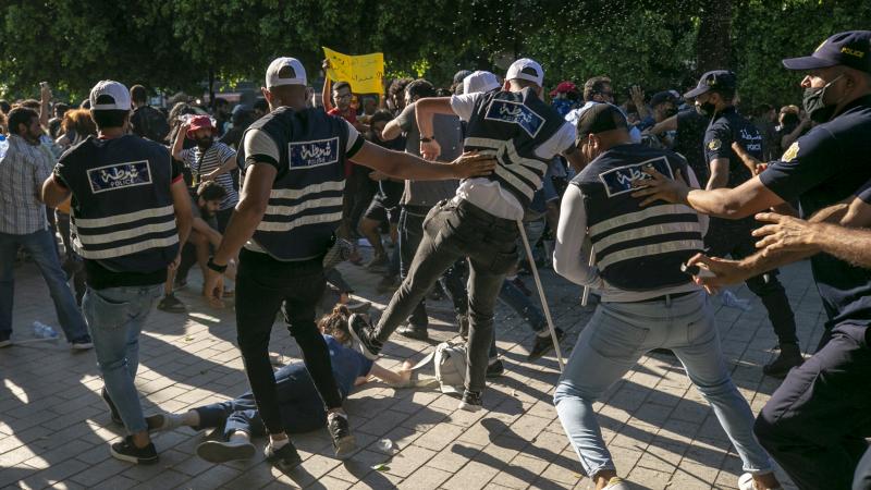 اشتباكات بين متظاهرين وقوات الأمن في تونس
