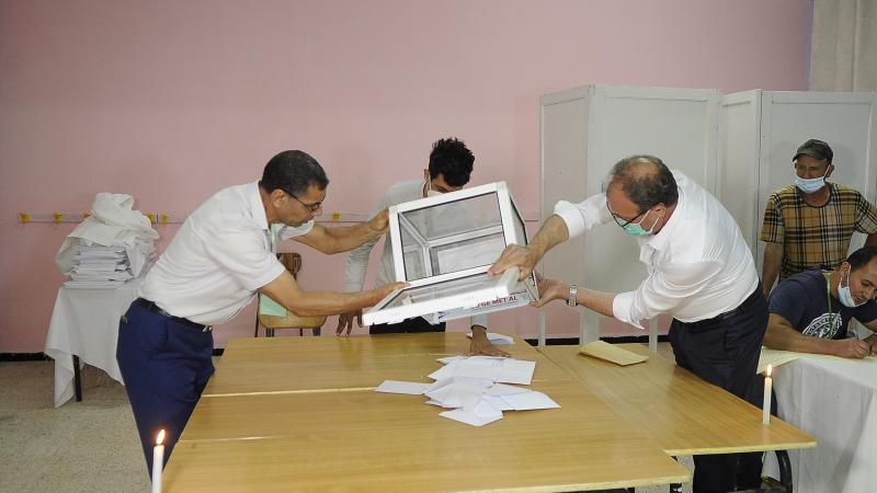 أغلقت مساء أمس السبت، مراكز التصويت الانتخابات النيابية المبكرة في اقتراع جرى لاختيار 407 نواب في المجلس الشعبي  (الأناضول)