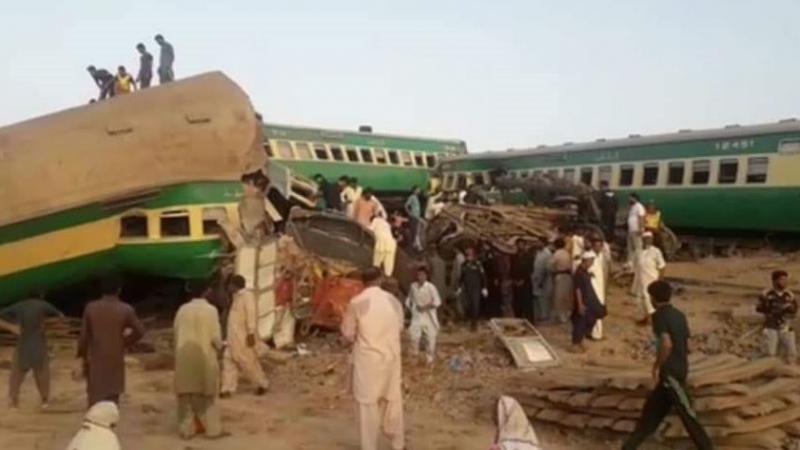 حادث القطارين في جنوب باكستان (تويتر)