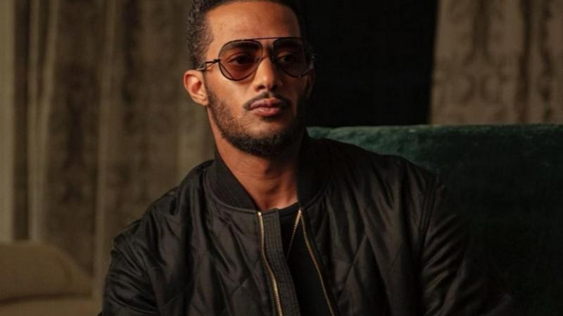 يشكل محمد رمضان حالة خاصة بين الفنانين في مصر حيث يتهمه البعض بتعمّد إثارة الجدل بين الفينة والأخرى  (غيتي)