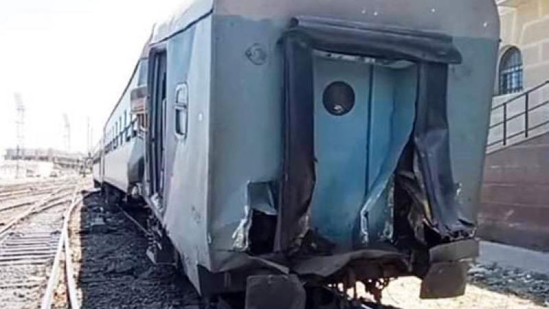 أرجعت السلطات في مصر سبب الحادث إلى احتكاك بين القاطرة والعربة الأخيرة من قطار الركاب (مواقع التواصل)