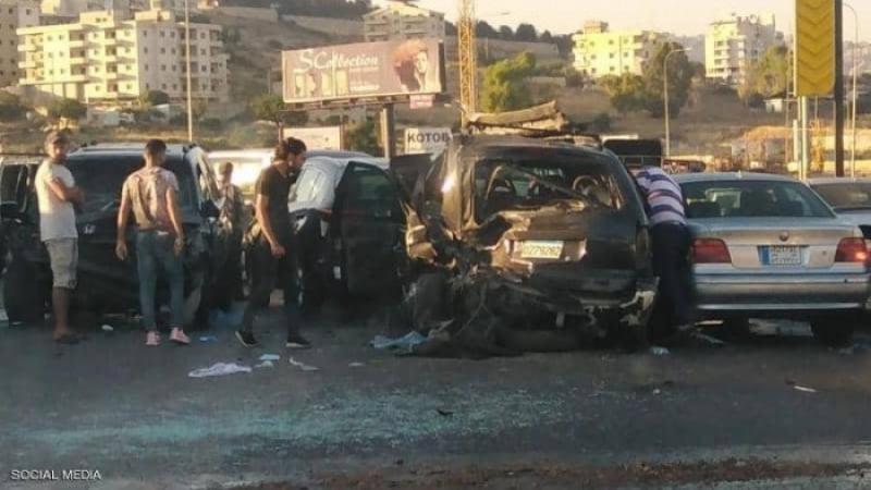 أودى الحادث بحياة سيدة لبنانية وبناتها الأربعة في حادث سير مأساوي وقع على طريق سريع جنوبي العاصمة بيروت (مواقع التواصل الاجتماعي)