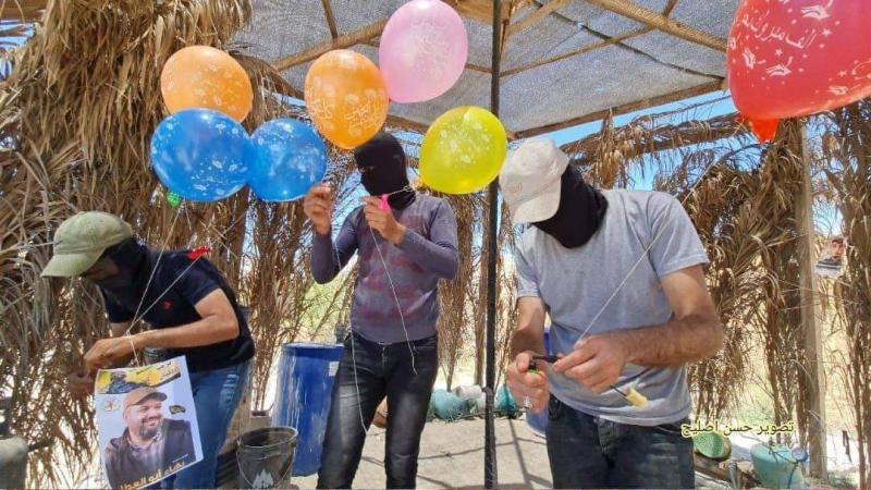 أطلق شبّان فلسطينيون بالونات حارقة، انطلاقًا من الشريط الحدودي شرقي قطاع غزة، باتجاه المناطق الإسرائيلية المحاذية (وسائل التواصل)