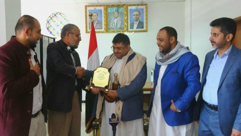 ممثل حركة "حماس" معاذ أبو شمالة يلتقي محمد علي الحوثي أحد قياديي الجماعة في اليمن (مواقع التواصل)