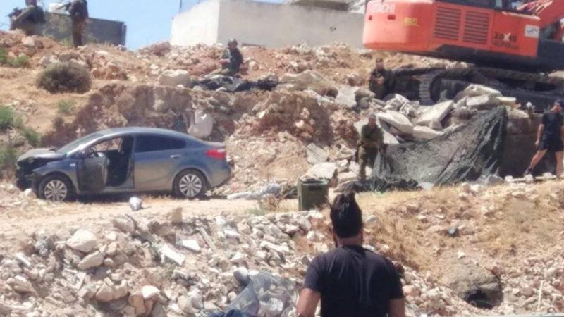 صورة من مكان إطلاق النار على سيدة فلسطينية بزعم محاولتها تنفيذ عملية دهس وطعن في القدس المحتلة (شبكة قدس)
