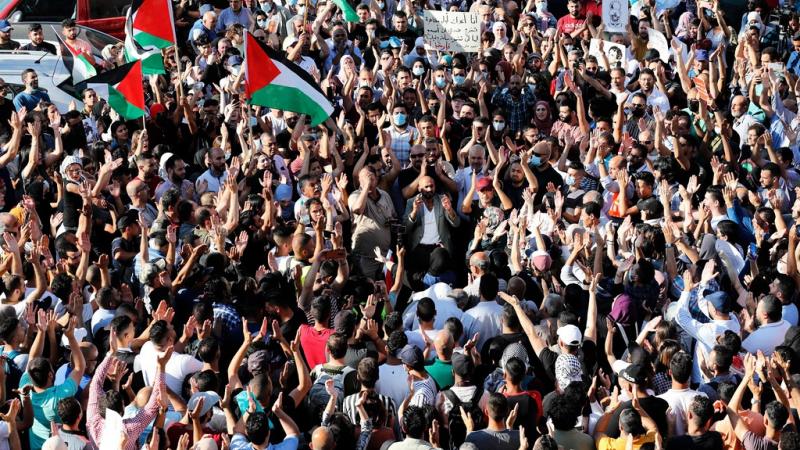 رفع المتظاهرين شعارات تلوم الرئيس الفلسطيني محمود عباس بصفته مسؤولًا عن الأجهزة الأمنية