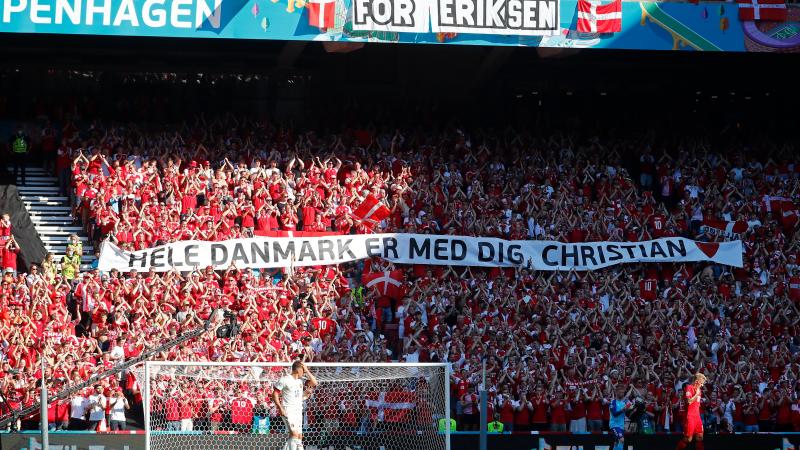 الجماهير الدنمركية  تحمل لافتة كتب عليها "كل الدنمرك معك يا كريستيان" (تويتر)
