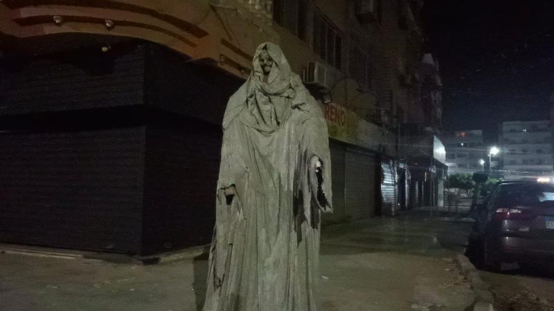 تفاجأ المواطنون بتمثال بملامح غير واضحة على بعد أمتار من ديوان عام محافظة الإسماعيلية 