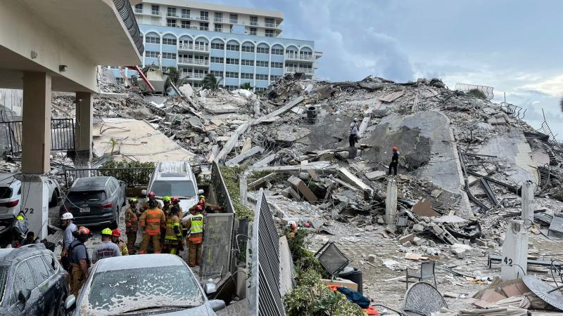 يعكف عمال الإنقاذ على رفع أنقاض البناية السكنية المنهارة في ميامي (تويتر)