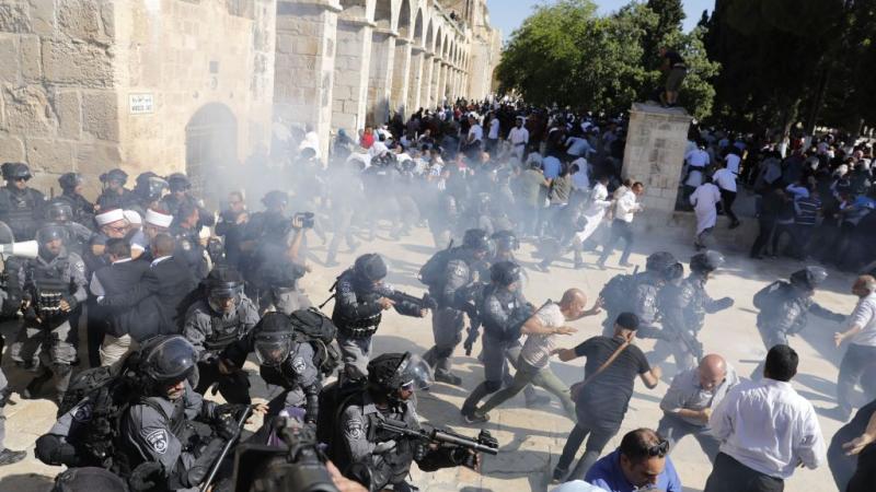 القوات الإسرائيلية تعتدي على الفلسطينيين داخل المسجد الأقصى