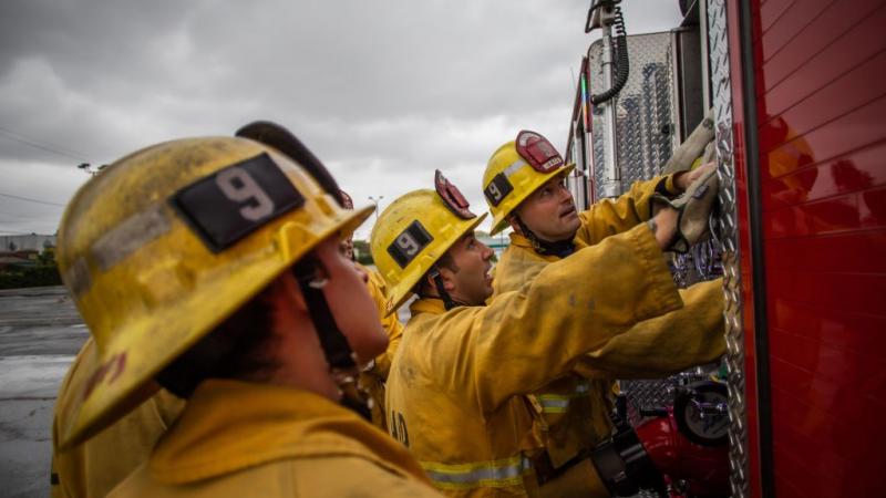 انتشر حوالي 150 رجل إطفاء في المكان 