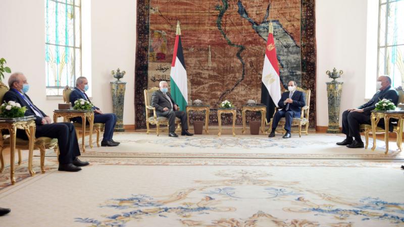 التقى الرئيس الفلسطيني محمود عباس بالرئيس المصري عبد الفتاح السيسي في القاهرة في 30 نوفمبر 2020 (غيتي)