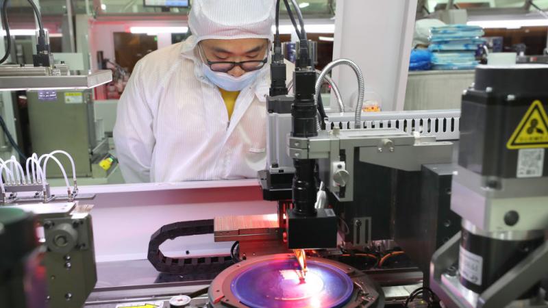 تتركّز صناعة أشباه الموصلات حالياً في آسيا ولا سيما في الصين (غيتي) 