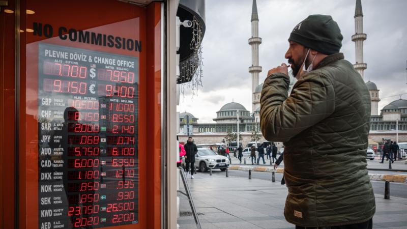 انخفض سعر الليرة التركية التي تعرضت لضغوط الأسبوع الماضي