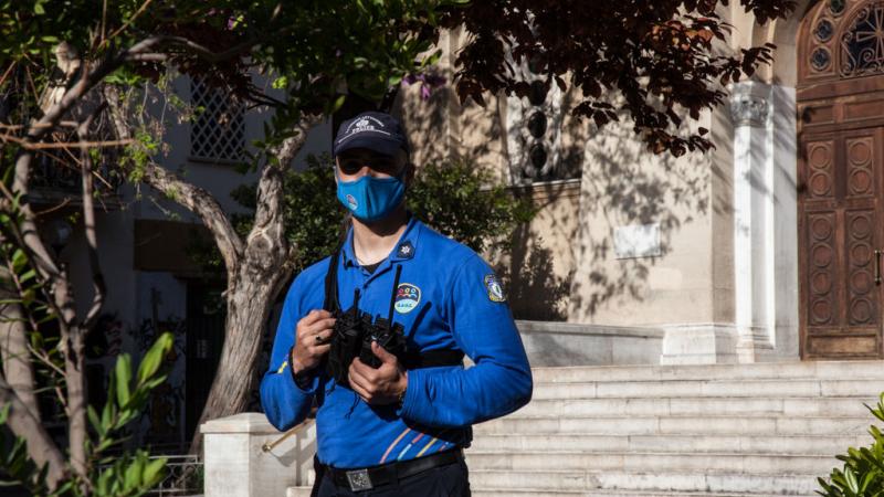قالت الشرطة اليونانية: إنّ عنصرًا كان في موقع الهجوم أصيب بحروق (أرشيف - غيتي)