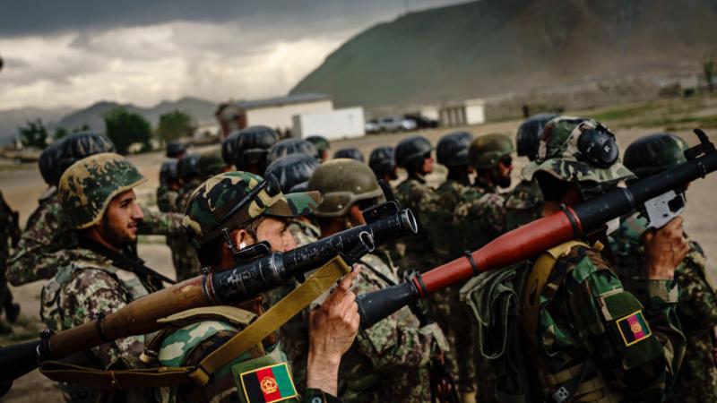 يتحضر الجيش الأفغاني للسيطرة على البلاد، في ظل مخاوف من تجدد العنف عقب الانسحاب الأميركي المرتقب (غيتي)