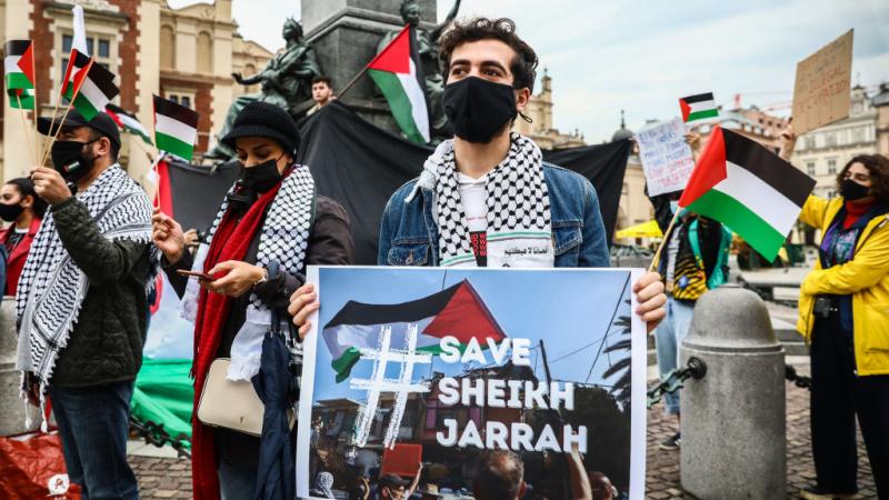 شهدت بعض المدن العالمية تحركات احتجاجية ضد الانتهاكات الإسرائيلية، منها تظاهرة في بولندا الشهر الماضي طالبت بحماية أهالي حي الشيخ جراح (غيتي)
