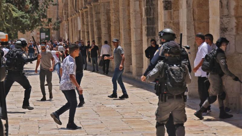 الاحتلال يعتدي على الفلسطينيين في المسجد الأقصى