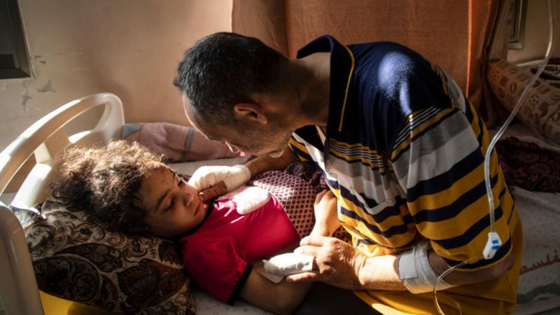 الطفلة سوزي ووالدها أثناء تلقيهما الرعاية الطبية في مستشفى الشفاء بغزة 