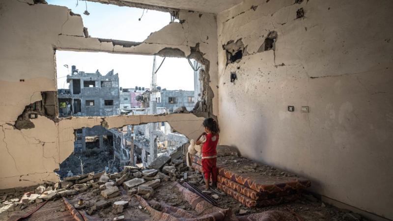 طفلة فلسطينية في منزلها المدمّر اثر العدوان الاسرائيلي على غزة. 